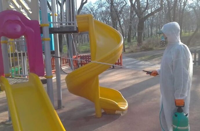 В Одессе дезинфицируют объекты в парках и скверах: особое внимание — детским площадкам (фото)