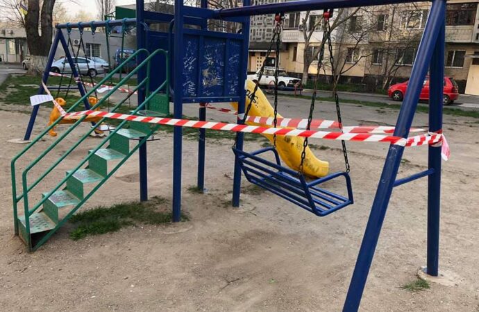 В Одессе на время карантина ограничили доступ к детским площадкам (фото)