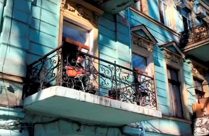 Не унывайте: одессит исполнил блюз на собственном балконе (видео)