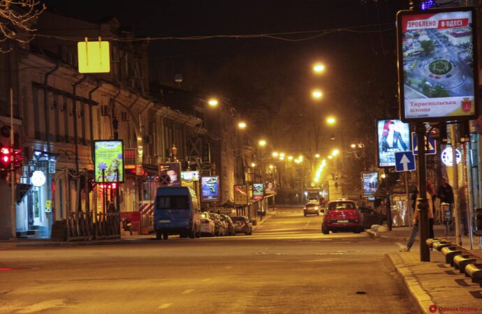 Порожні вулиці і зачинені заклади: як виглядає нічна Одеса під час карантину (фото)