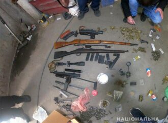 На Одещині чоловік приховував у власному гаражі арсенал зброї та боєприпасів (фото)