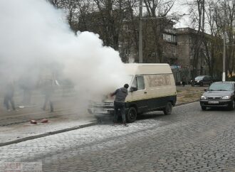 В исторической части Одессы пылал микроавтобус (фото, видео)