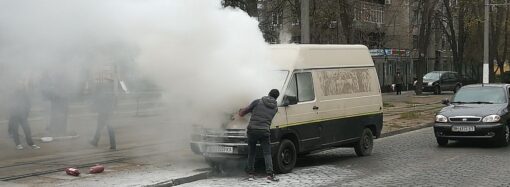 В исторической части Одессы пылал микроавтобус (фото, видео)