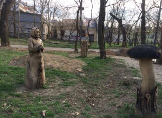 В одесском парке появились оригинальные скульптуры из деревьев (фото)
