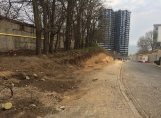 Строят дорогу: склон Французского бульвара в Одессе начали закатывать в бетон (фото)