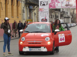 Ретро-машины, ведьмы и королевы: в Одессе автоледи устроили гонки по городу (фото)