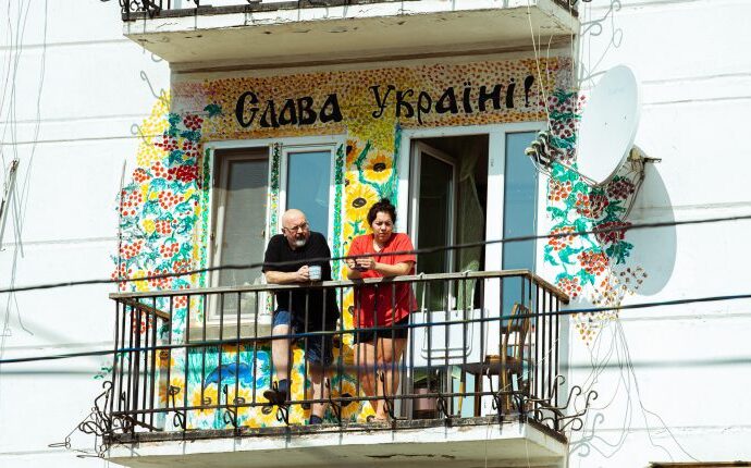 Балконные прогулки и сульптуры в масках: как карантин меняет Одессу (фото)