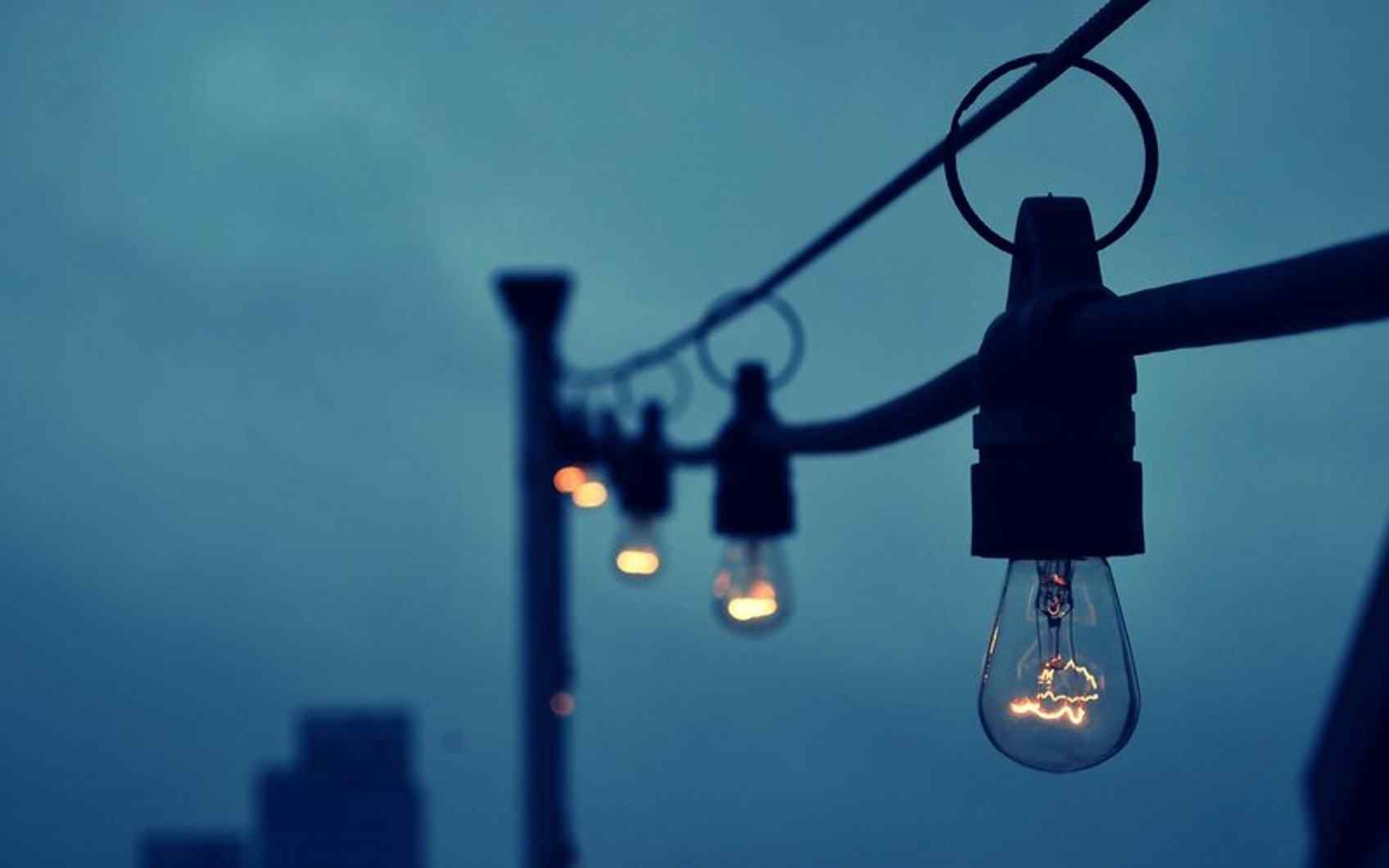 Отключили свет в поселке. Отключение света. Отключение электроэнергии. Без электричества. Лампочка без света.
