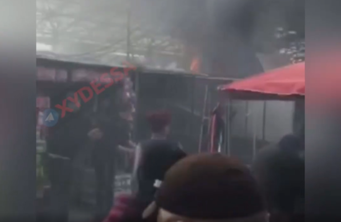 На одесском “Привозе” тушили пожар в магазине (видео)