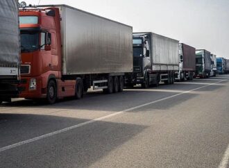 «Єочередь»: водители грузовиков могут забронировать место для пересечения границы