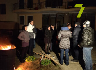 В Одесі жителі багатоповерхівки розпалили багаття у дворі, аби привернути увагу до відключення світла (фото)