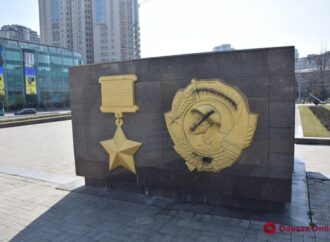 В Одессе изрисовали мемориал на площади 10 апреля