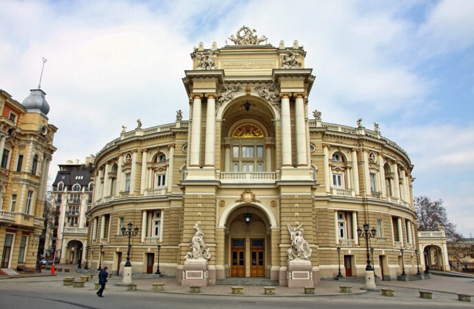 Карантин в Оперном театре Одессы: вернут ли билет?