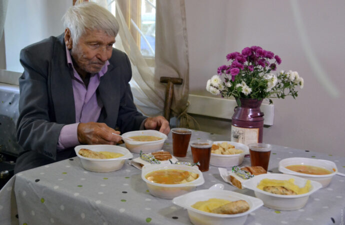 Опасаются коронавируса: в Одессе временно отменят благотворительные обеды для пенсионеров