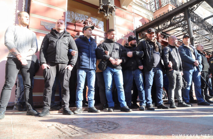 Бійки і сльозогінний газ: у центрі Одеси активісти намагалися завадити проведенню конференції ОПЗЖ (фото, відео)