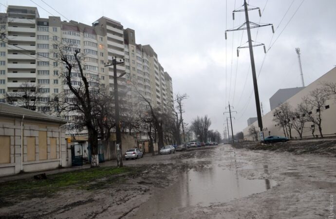 В Одессе полиция через суд наказала чиновника за разбитую дорогу