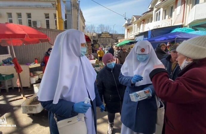 Одесские сестры милосердия бесплатно раздавали на Привозе маски и дезрастворы