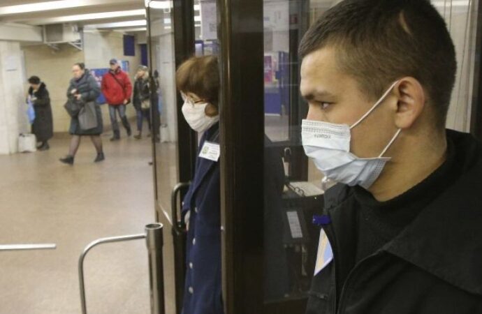 Официально: в Украине коронавирусом больше болеет молодежь