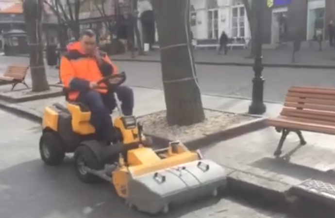 Одесские коммунальщики обзавелись подметальной машиной