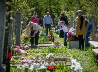 В городе под Одессой могут закрыть кладбища на Пасху