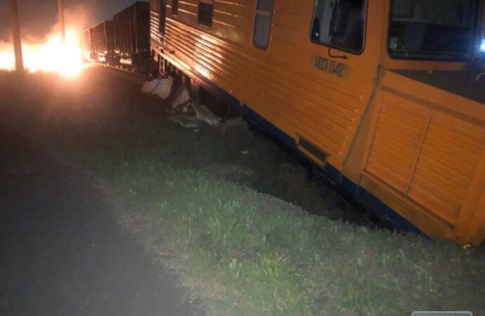 В Одессе грузовой поезд сошел с рельсов и загорелся