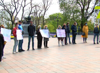 Под мэрией в Одессе устроили акцию протеста инвесторы недостроя (фото)