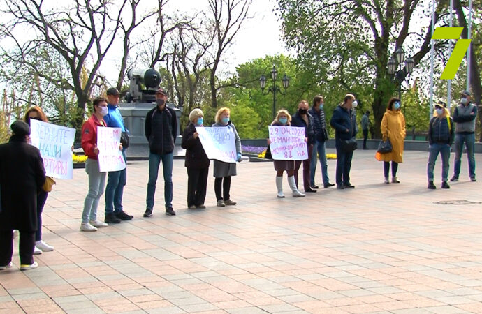 Под мэрией в Одессе устроили акцию протеста инвесторы недостроя (фото)