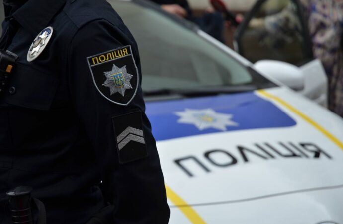 В Одесі поліцейські врятували чоловіка, який у власній квартирі впав та не міг піднятися (відео)