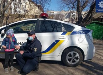 Гралася з незнайомою дівчинкою: в Одесі патрульні допомогли розшукати 5-річну дівчинку