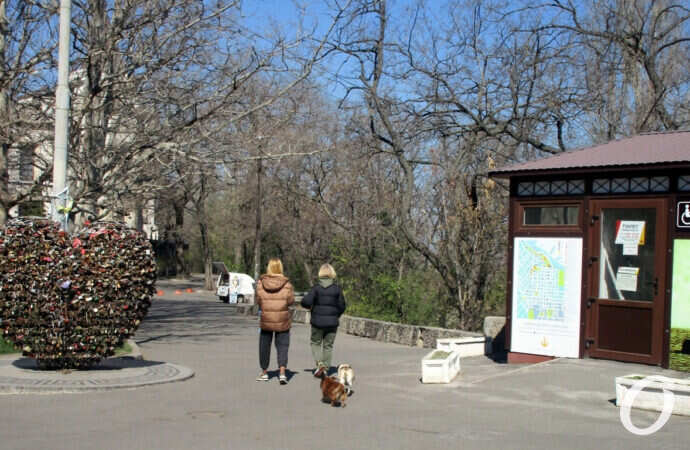 Двое в масках и с собакой: зоны отдыха в центре Одессы — на усиленном карантинном режиме