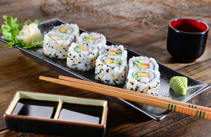 Как вкусно съесть суши?