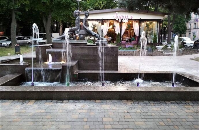 В Одесі комунальники почали запускати фонтани (фото)