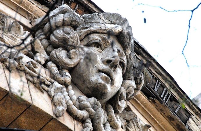 Загадочная Одесса: дама с веревкой на шее на городских фасадах (фото)