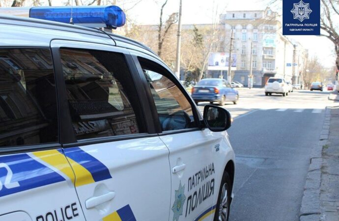 Каміння рикошетом потрапило у голову: в Одесі патрульні врятували 6-річного хлопчика