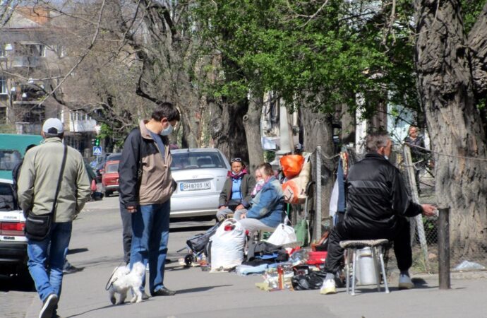 В Одессе ожили мини-базарчики: цветы, верба и всякая всячина (фото)