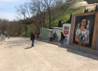 Дали, Да Винчи, Фрида Кало: в Одессе появилась “картинная галерея” у моря (фото)