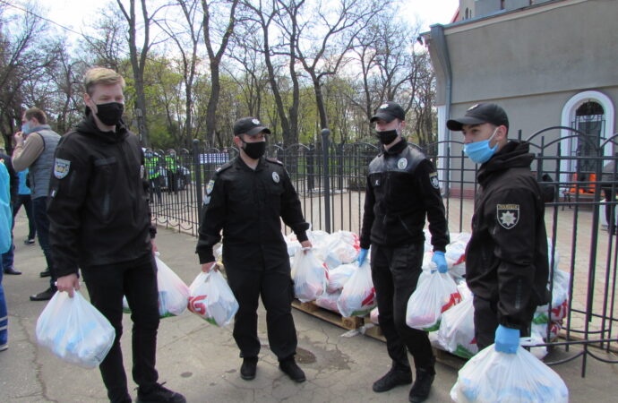 Облегчить жизнь на карантине: кто и как в Одессе помогает нуждающимся (фото)