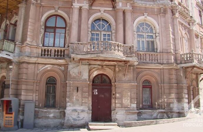 С фасадов трех исторических домов в Одессе сбили старинную лепнину