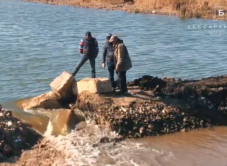 В Одесском регионе перекрыли аварийный шлюз на водоемах (видео)