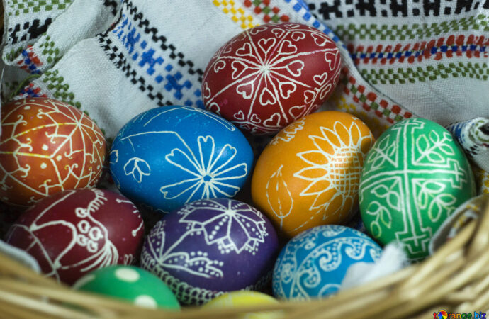 Писанки, крашенки, крапанки и дряпанки: как украшали пасхальные яйца наши предки?