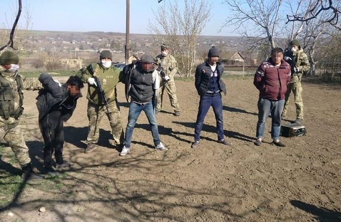 На чердаке и с баяном: в Одессе обнаружили группу нелегалов из Молдовы