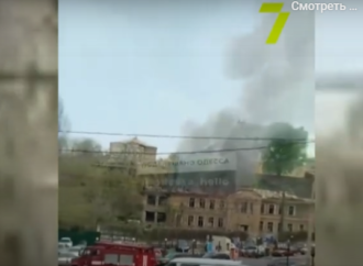 В Одессе загорелся старый дом (видео)