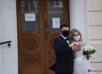 В Одессе молодоженов поженили, несмотря на эпидемию (фото)
