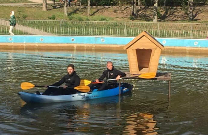 Водоплавающим птицам в одесском парке подарили новое жилье (фото)