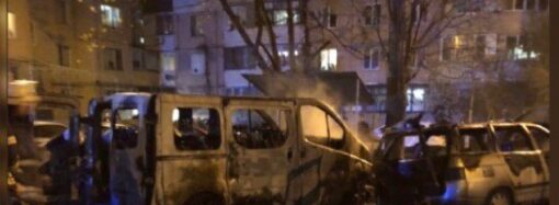 Мощный взрыв в Одессе: на Таирова пылало четыре машины (видео)