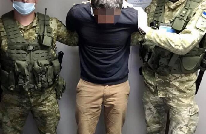 Переховувався за кордоном: на Одещині прикордонники затримали чоловіка, який був у розшуку