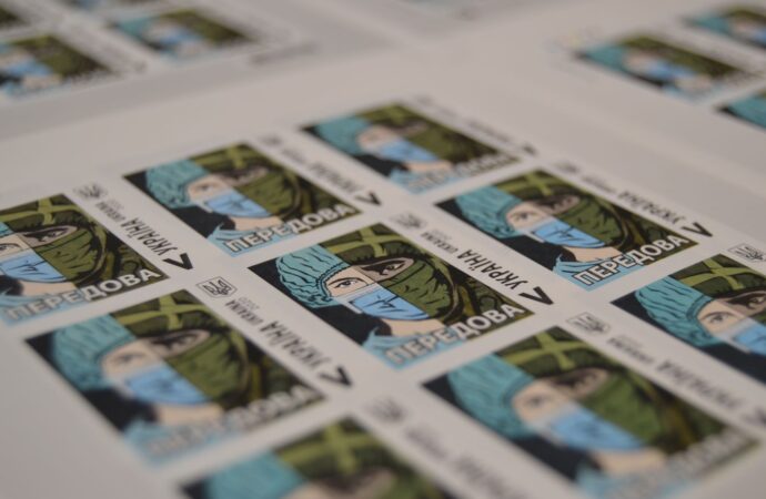 «Передова»: Укрпошта показала одну з перших у світі марок, присвячених боротьбі з коронавірусом