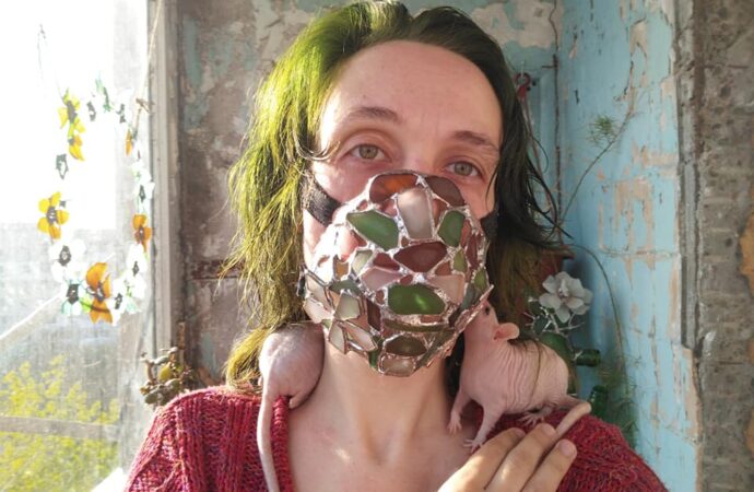 Одесситка смастерила маску из стеклышек, найденных у моря (фото)