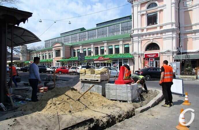 В Одессе на Торговой начался ремонт тротуара (фото)