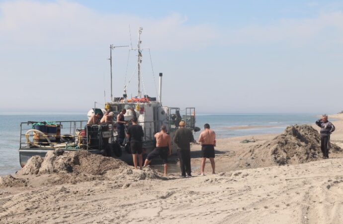 Потроху відкопують: на Одещині судно, яке нещодавно сіло на мілину, невдовзі заберуть